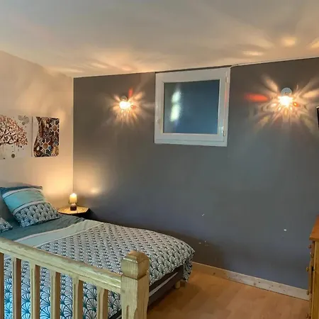 Charmante Maison Avec Piscine à Chalandray, 25 M² Casa de Férias