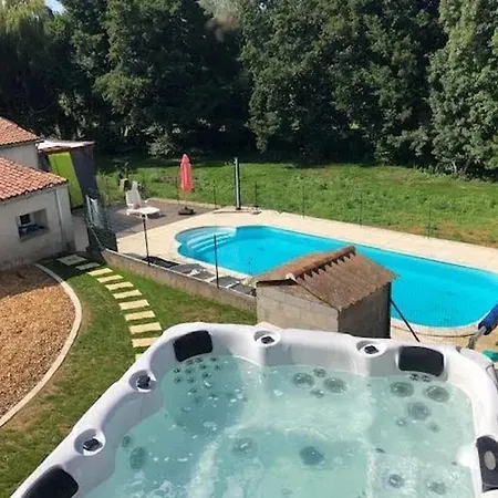 Charmante Maison Avec Piscine à Chalandray, 25 M²