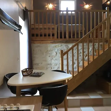 Charmante Maison Avec Piscine à Chalandray, 25 M² Casa de Férias