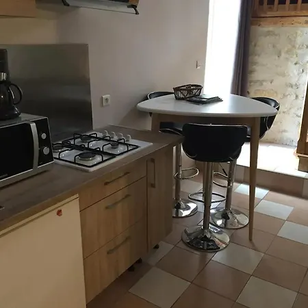 Charmante Maison Avec Piscine à Chalandray, 25 M² *