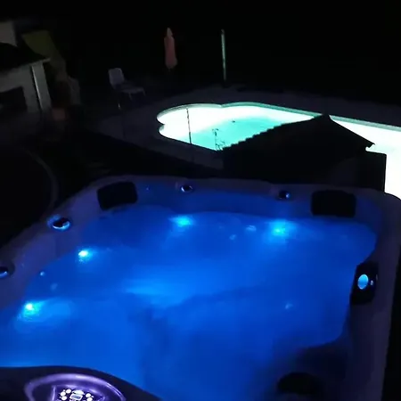 Charmante maison avec piscine à Chalandray, 25 m²