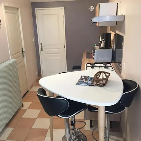 Charmante Maison Avec Piscine à Chalandray, 25 M²