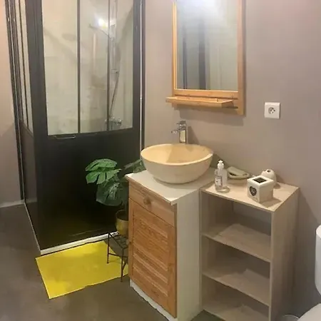 Charmante Maison Avec Piscine à Chalandray, 25 M² Casa de Férias