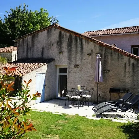 Charmante Maison Avec Piscine A Chalandray, 25 M² * Chalandray