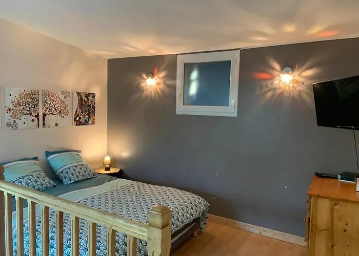 Charmante Maison Avec Piscine à Chalandray, 25 M² Casa de Férias