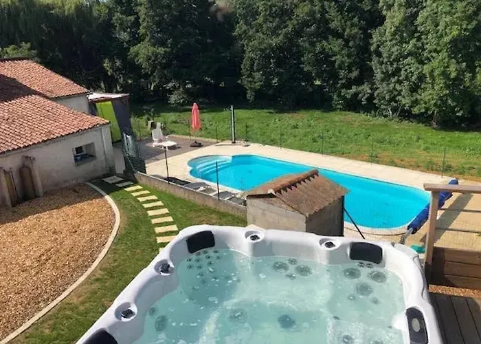 Charmante Maison Avec Piscine à Chalandray, 25 M²