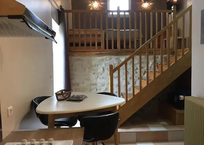 Charmante Maison Avec Piscine à Chalandray, 25 M² Casa de Férias