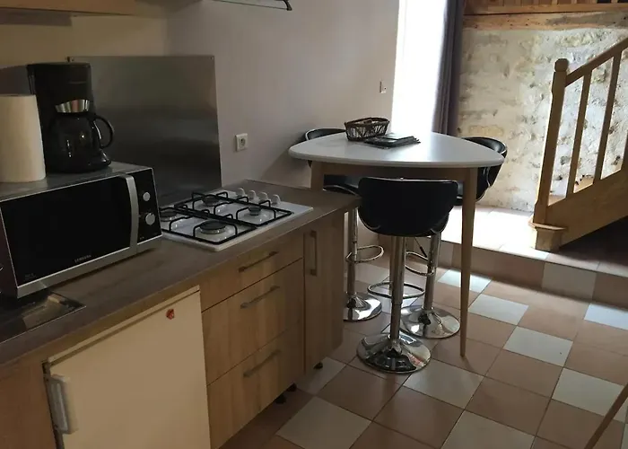 Charmante Maison Avec Piscine à Chalandray, 25 M² *