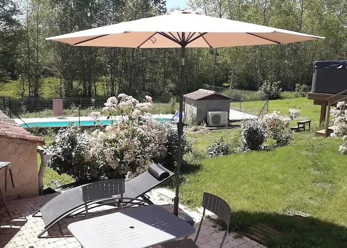 Charmante Maison Avec Piscine à Chalandray, 25 M² Casa de Férias *