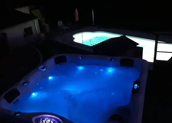 Charmante Maison Avec Piscine à Chalandray, 25 M²