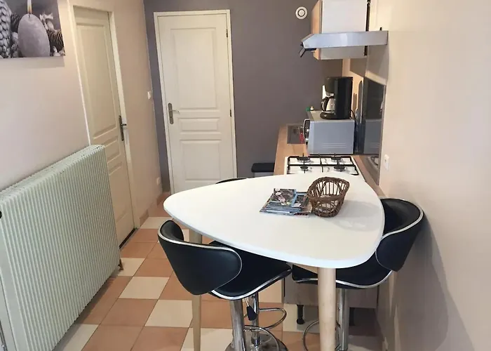 Charmante Maison Avec Piscine à Chalandray, 25 M²