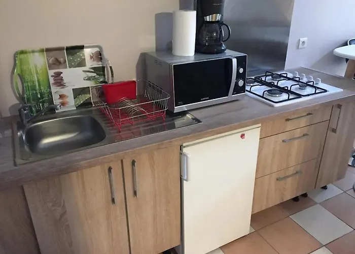 Charmante Maison Avec Piscine à Chalandray, 25 M² *