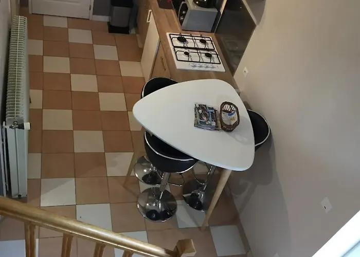 Charmante Maison Avec Piscine à Chalandray, 25 M² *