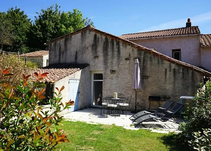 Charmante Maison Avec Piscine à Chalandray, 25 M² * Chalandray