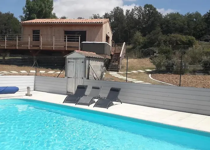 Charmante Maison Avec Piscine à Chalandray, 25 M² Casa de Férias *